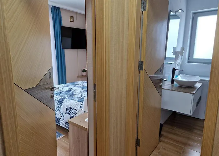 Апартаменты Promenada Sea View With Private Parking Нэводари